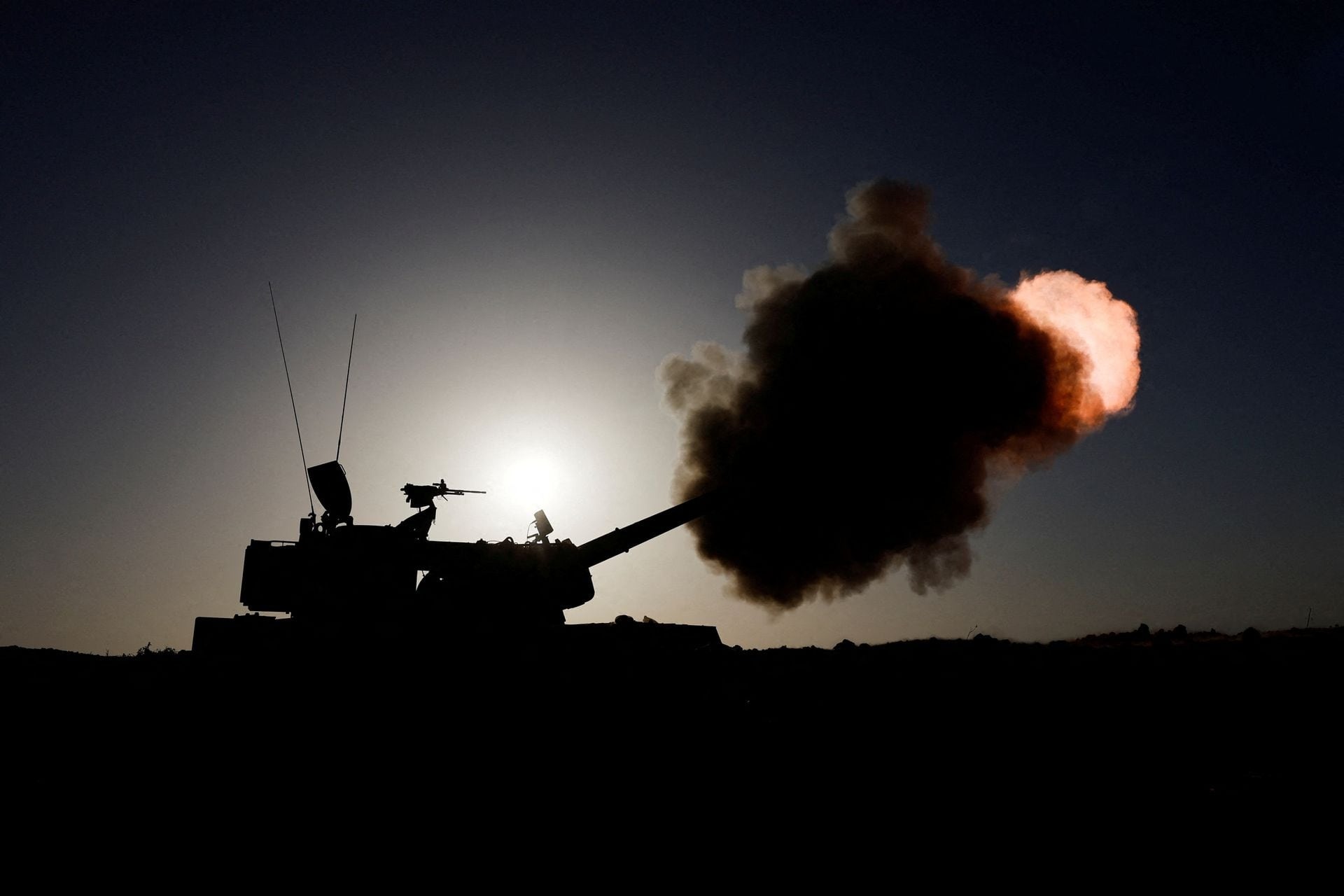 Ảnh thế giới 7 ngày qua: Binh sĩ Ukraine luyện tập&quot;nã đạn&quot;, lính Israel đứng giữa đống đổ nát ở Gaza - Ảnh 8.