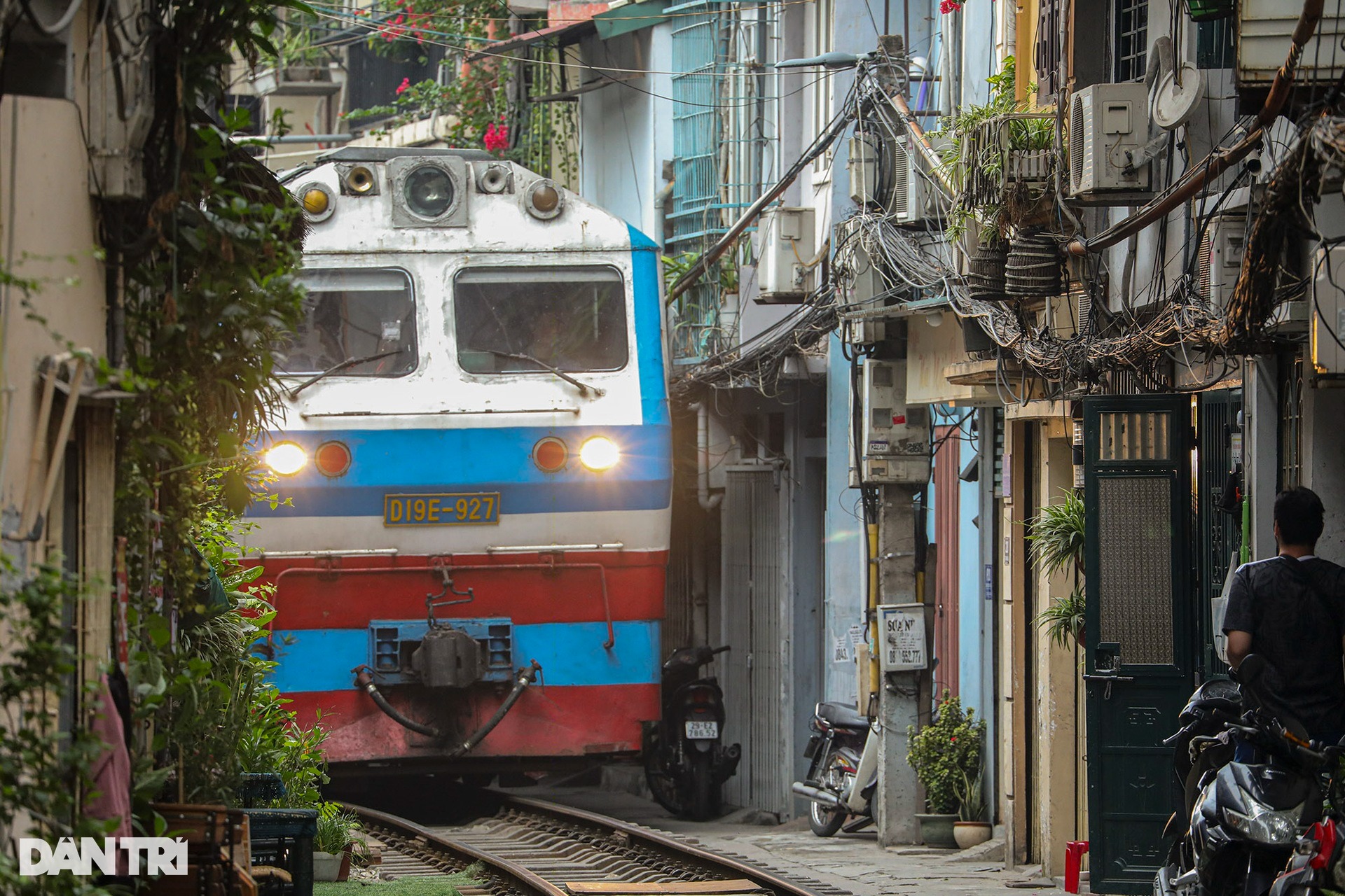 Những chuyến tàu hỏa chạy xuyên tâm Hà Nội - Ảnh 9.