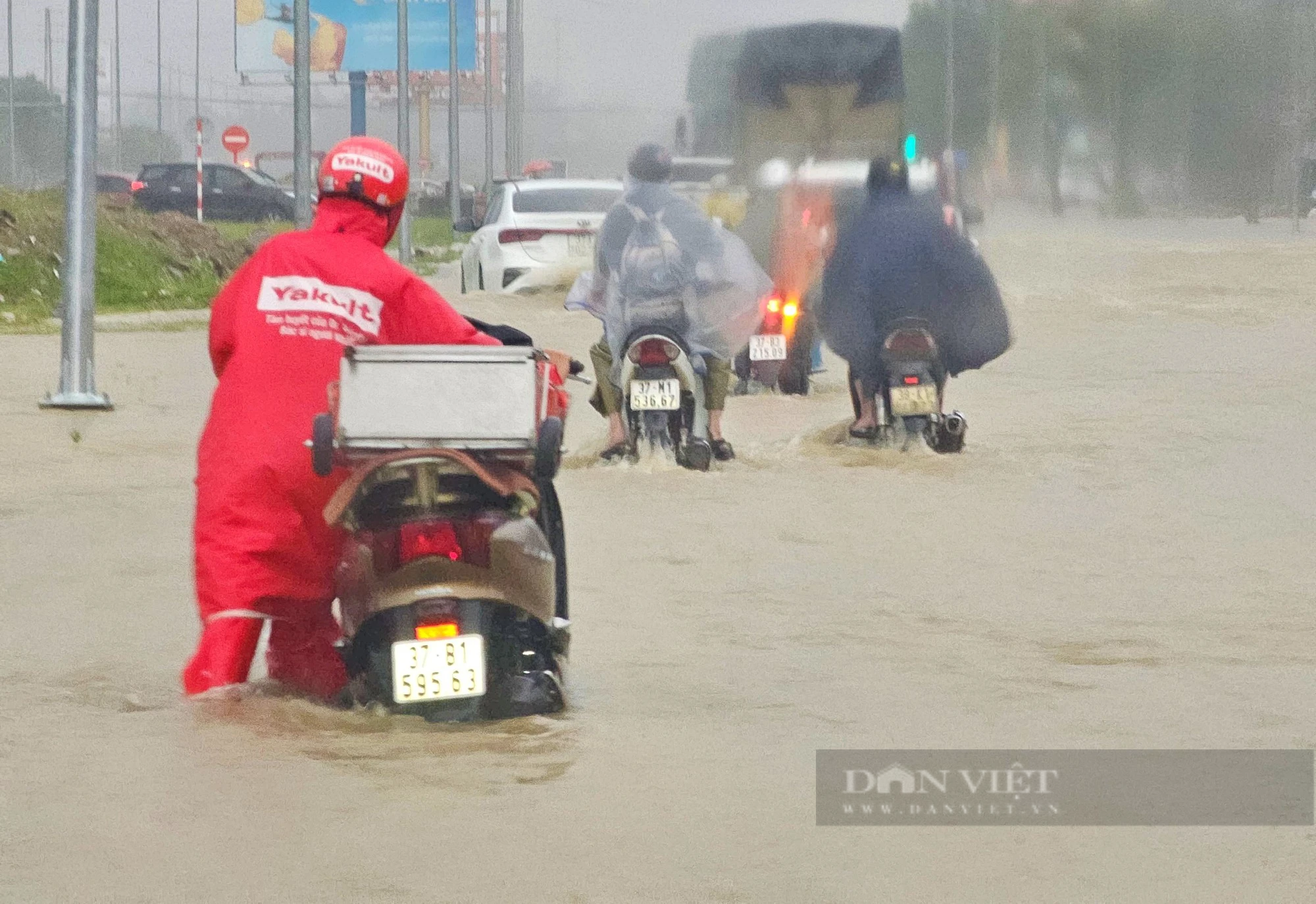 Mưa xối xả nhiều tuyến đường ở thành phố Vinh ngập nặng, ô tô, xe máy &quot;bơi&quot; trong biển nước - Ảnh 5.