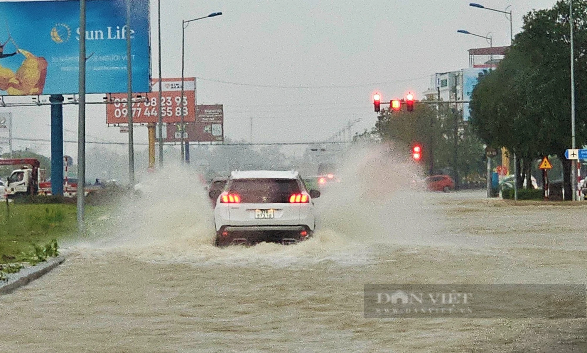 Mưa xối xả nhiều tuyến đường ở thành phố Vinh ngập nặng, ô tô, xe máy &quot;bơi&quot; trong biển nước - Ảnh 6.