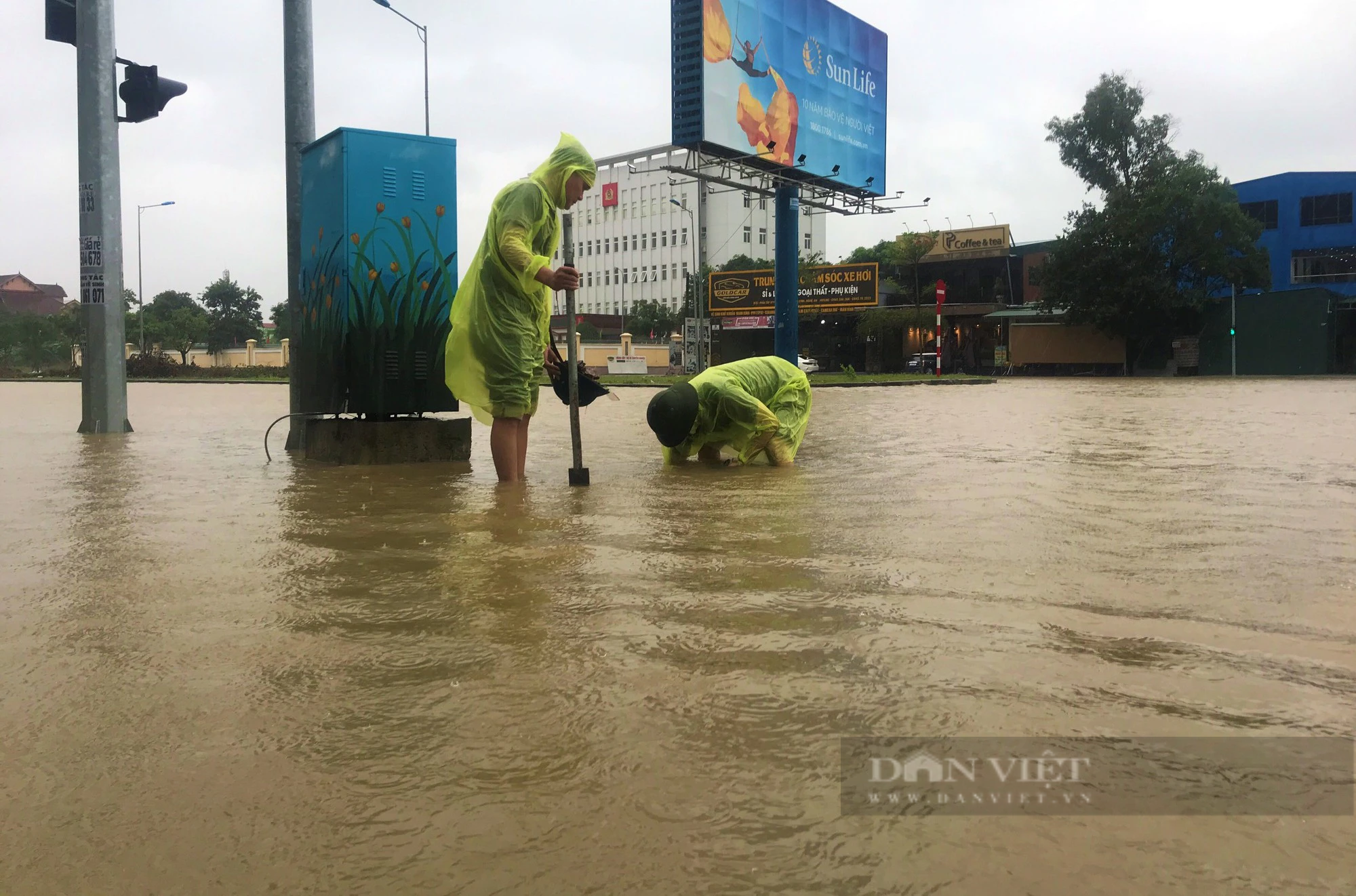 Mưa xối xả nhiều tuyến đường ở thành phố Vinh ngập nặng, ô tô, xe máy &quot;bơi&quot; trong biển nước - Ảnh 7.