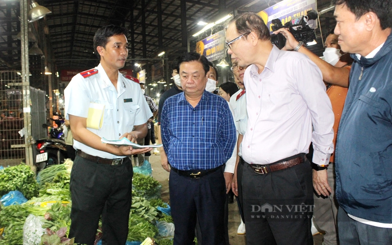 Lãnh đạo Bộ NNPTNT kiểm tra công tác đảm bảo an toàn vệ sinh thực phẩm tại chợ đầu mối Bình Điền, TP.HMC năm 2022. Ảnh: Trần Khánh