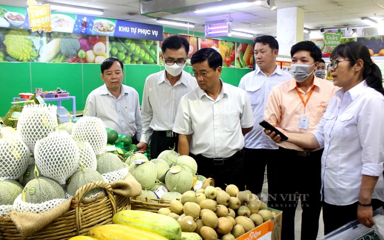 Lãnh đạo Sở NNPTNT TP.HMC kiểm tra công tác đảm bảo an toàn vệ sinh thực phẩm tại một siêu thị trên địa bàn thành phố. Ảnh: Trần Khánh