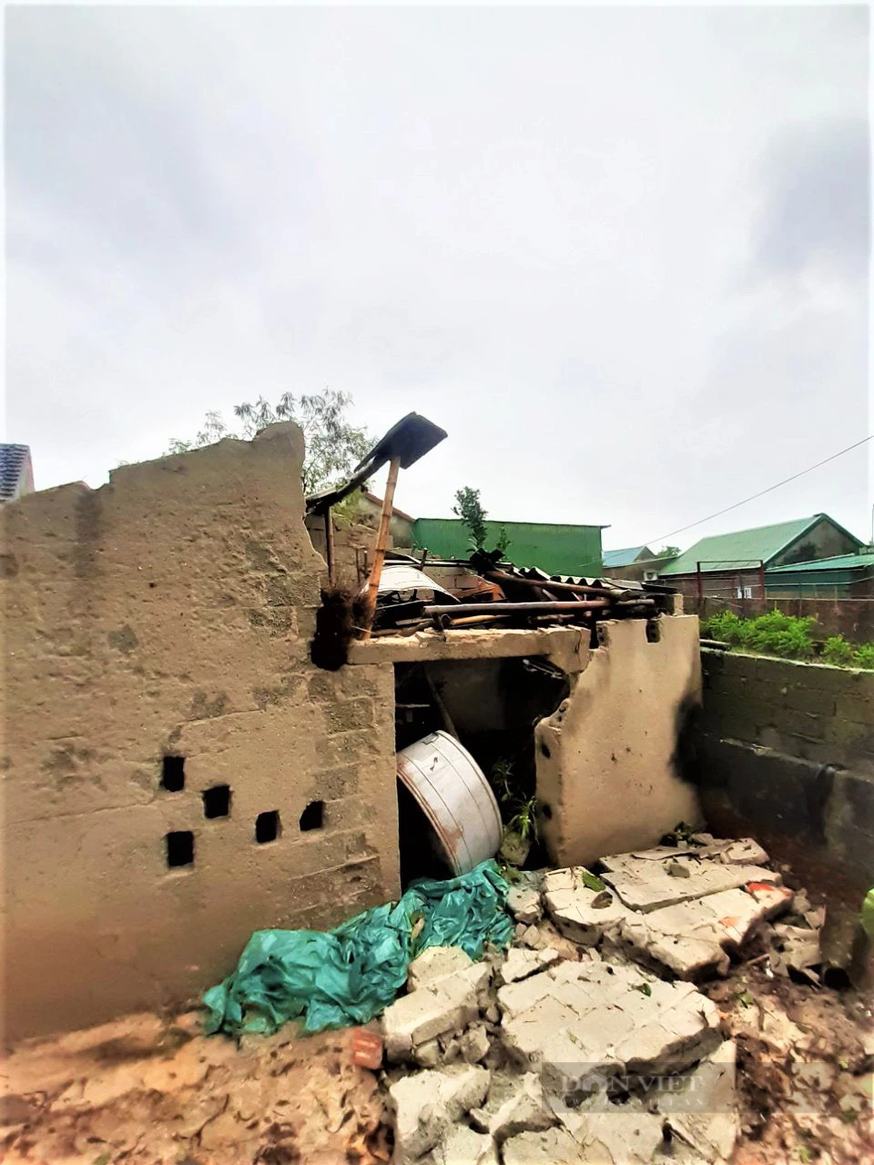 Hà Tĩnh: Hàng chục chiến sĩ giúp dân lợp lại mái nhà bị tốc mái vì lốc xoáy - Ảnh 2.