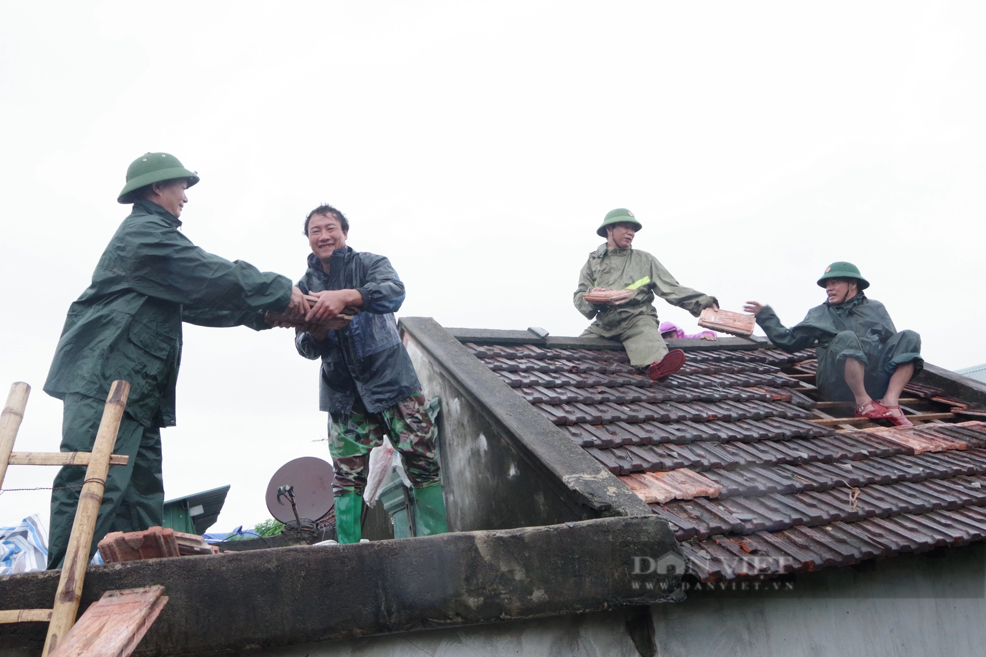 Hà Tĩnh: Hàng chục chiến sĩ giúp dân lợp lại mái nhà bị tốc mái vì lốc xoáy - Ảnh 3.