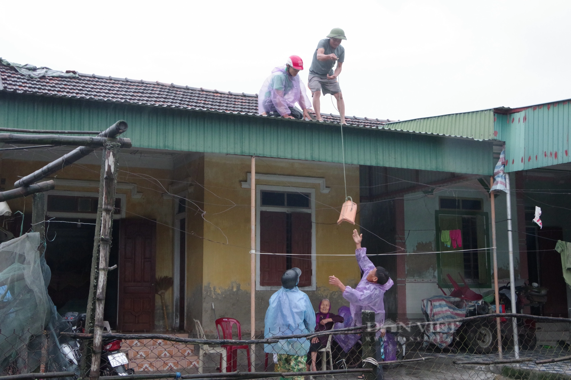Hà Tĩnh: Hàng chục chiến sĩ giúp dân lợp lại mái nhà bị tốc mái vì lốc xoáy - Ảnh 4.