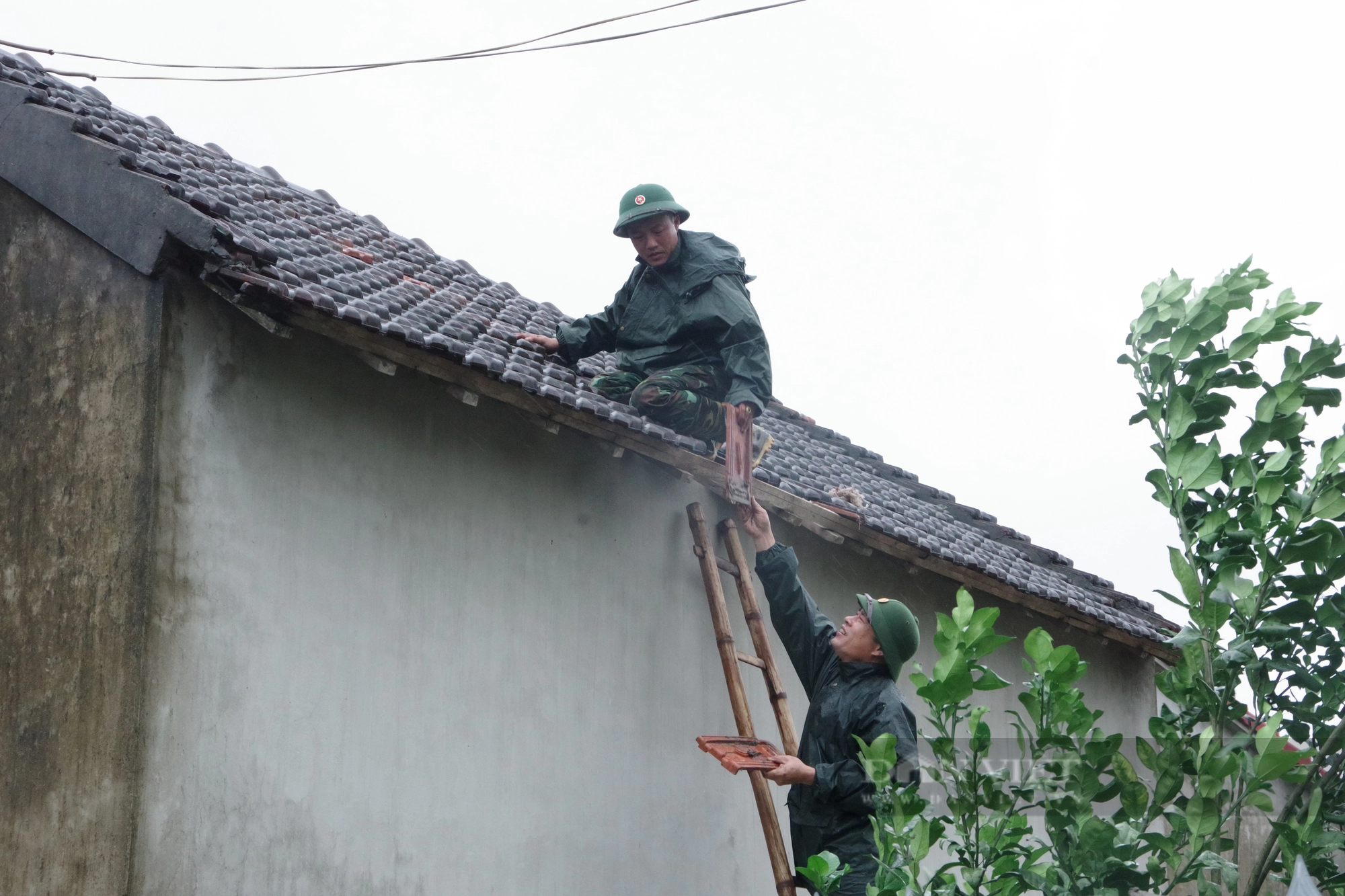 Hà Tĩnh: Hàng chục chiến sĩ giúp dân lợp lại mái nhà bị tốc mái vì lốc xoáy - Ảnh 7.