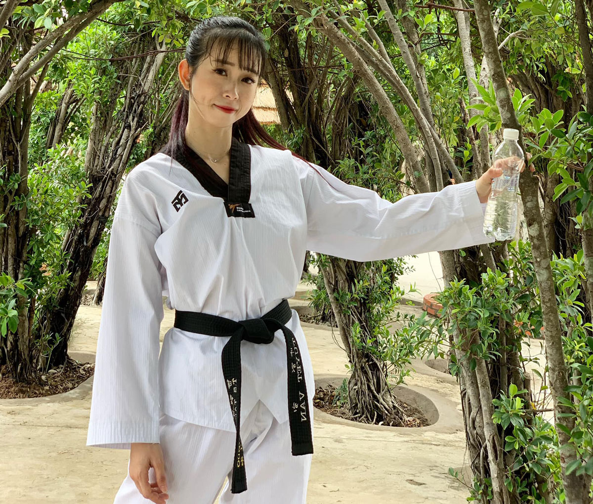 “Hoa khôi taekwondo” khoe thân hình nóng bỏng bên bãi biển - Ảnh 6.