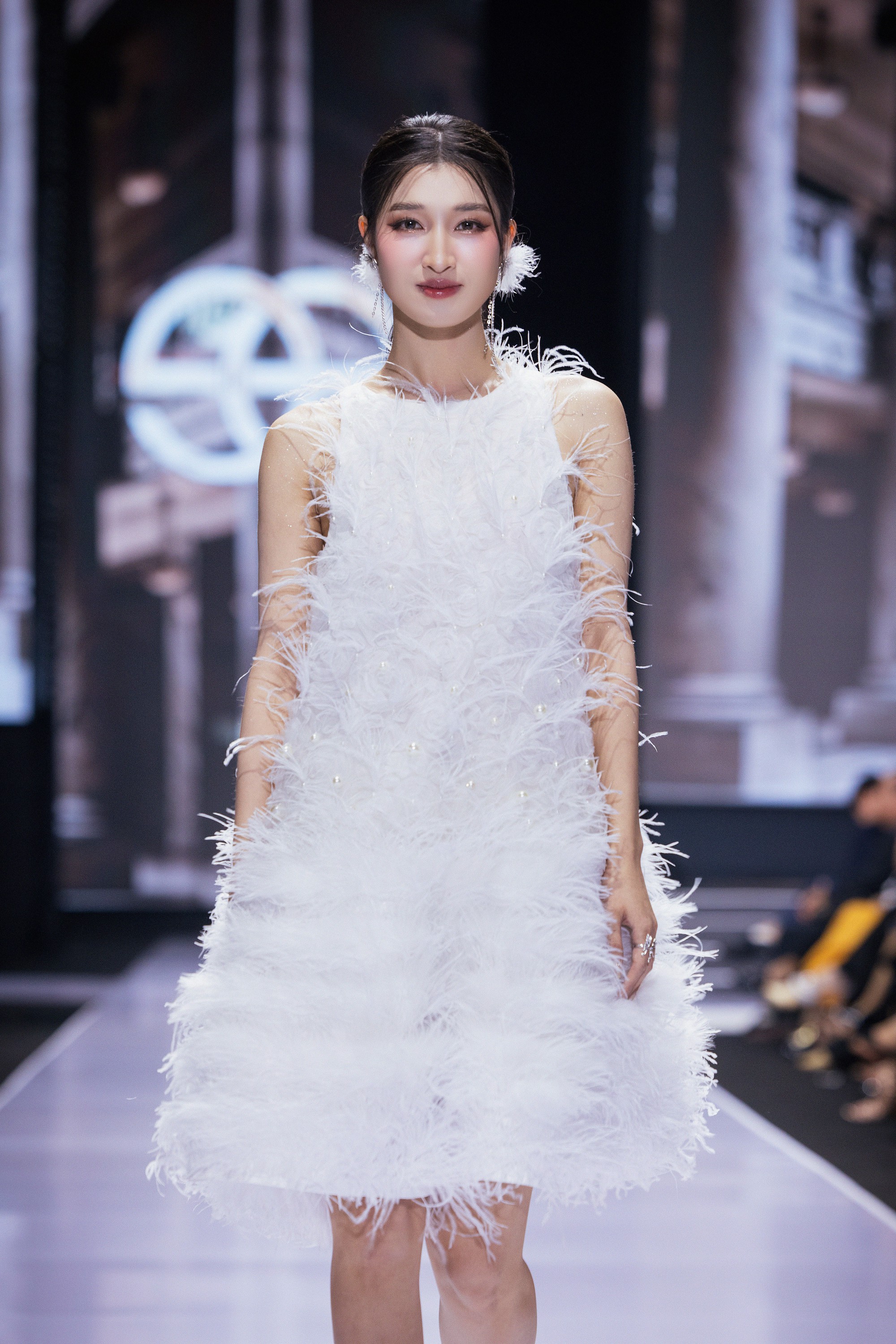 Khả Ngân, Á hậu Phương Nhi đọ sắc, khoe vai trần tại show thời trang Thu Đông 2023 - Ảnh 5.