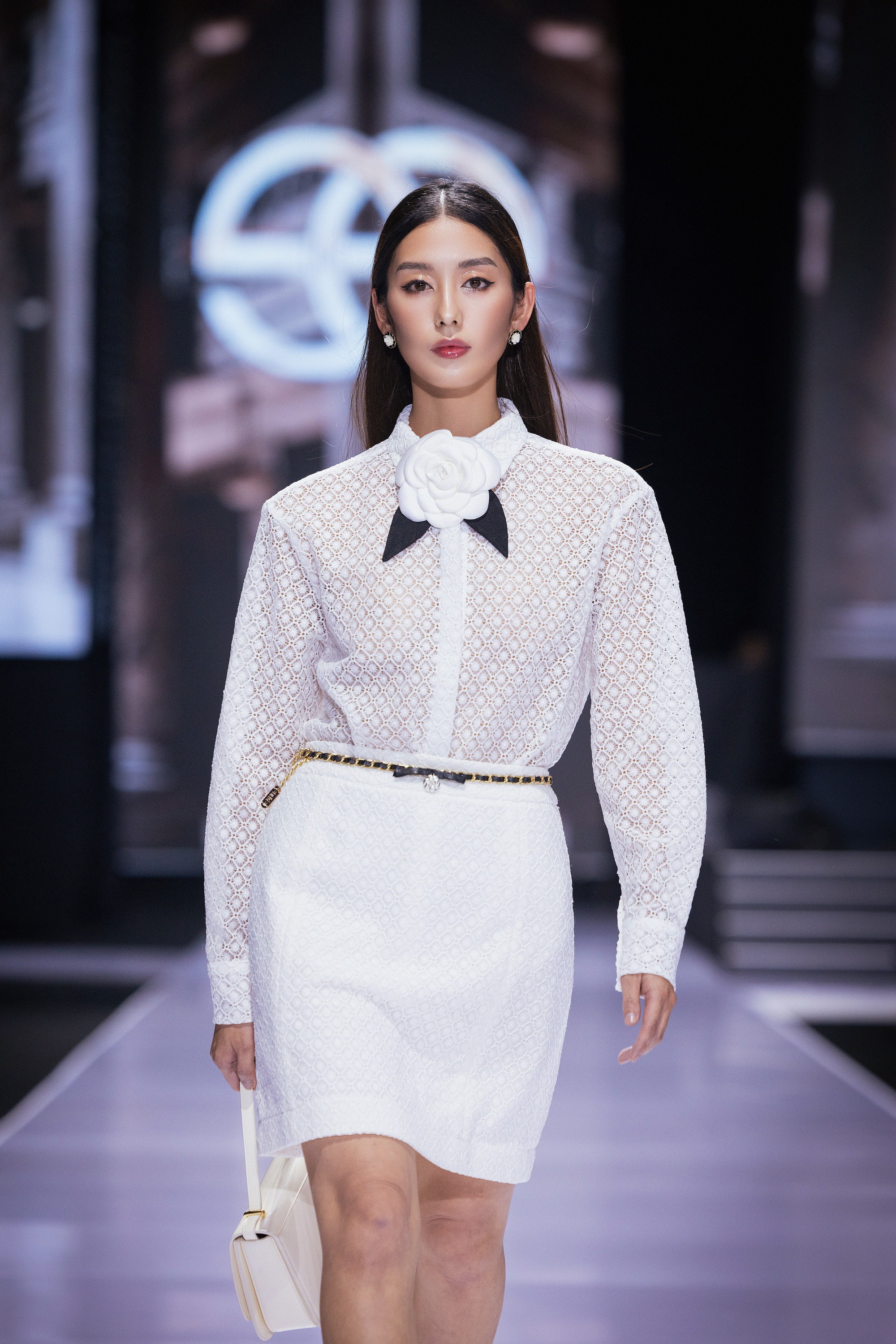 Phương Nhi, Khả Ngân bất chấp thời tiết lạnh, khoe vai trần trong show thời trang Thu Đông 2023  - Ảnh 9.