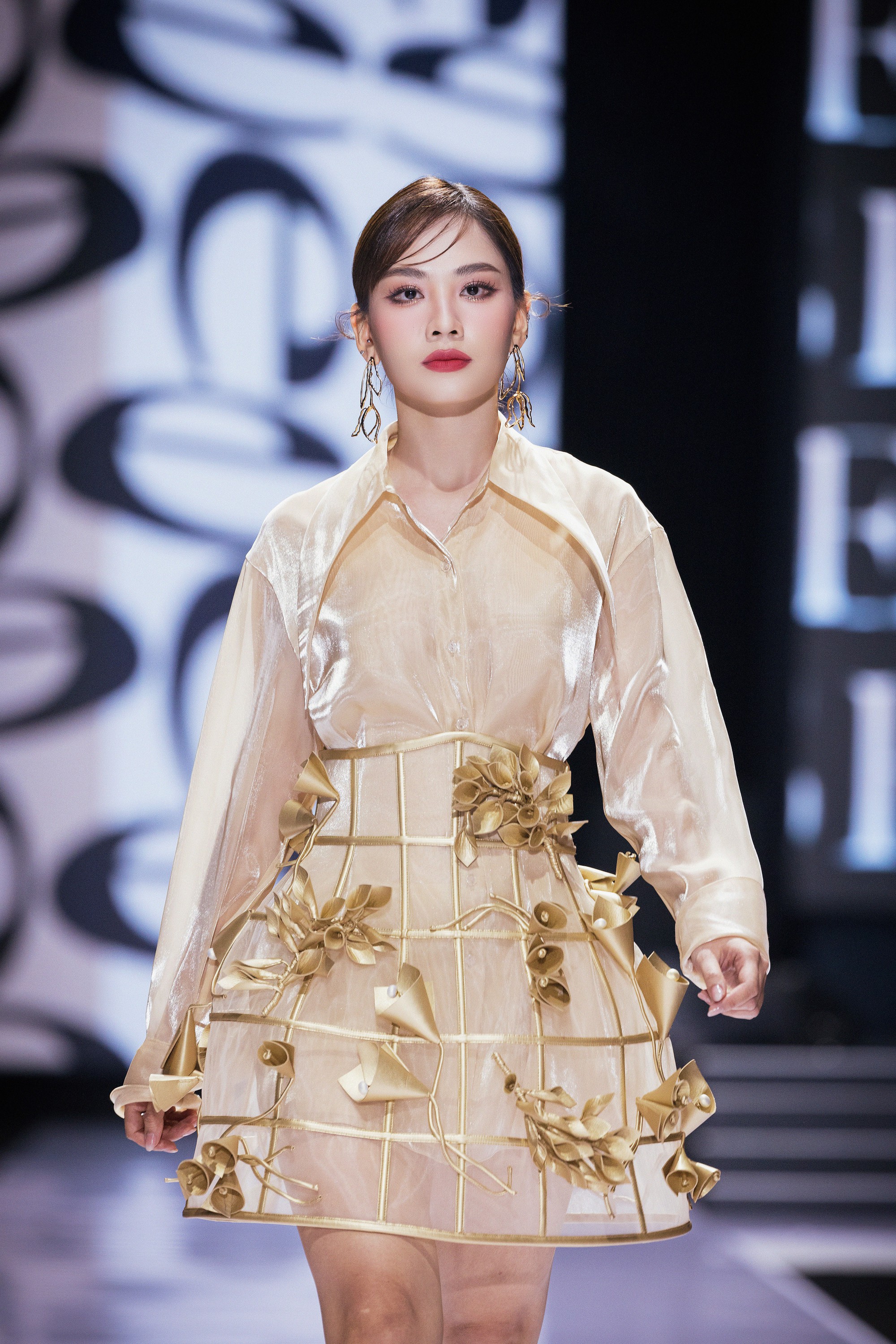 Khả Ngân, Á hậu Phương Nhi đọ sắc, khoe vai trần tại show thời trang Thu Đông 2023 - Ảnh 7.