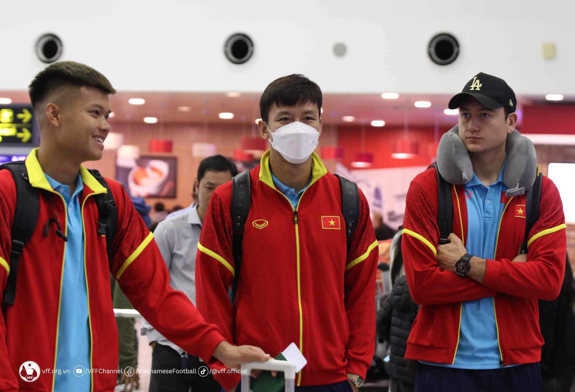 Đội tuyển Việt Nam có mặt ở sân bay lên đường sang Philippines  - Ảnh 2.