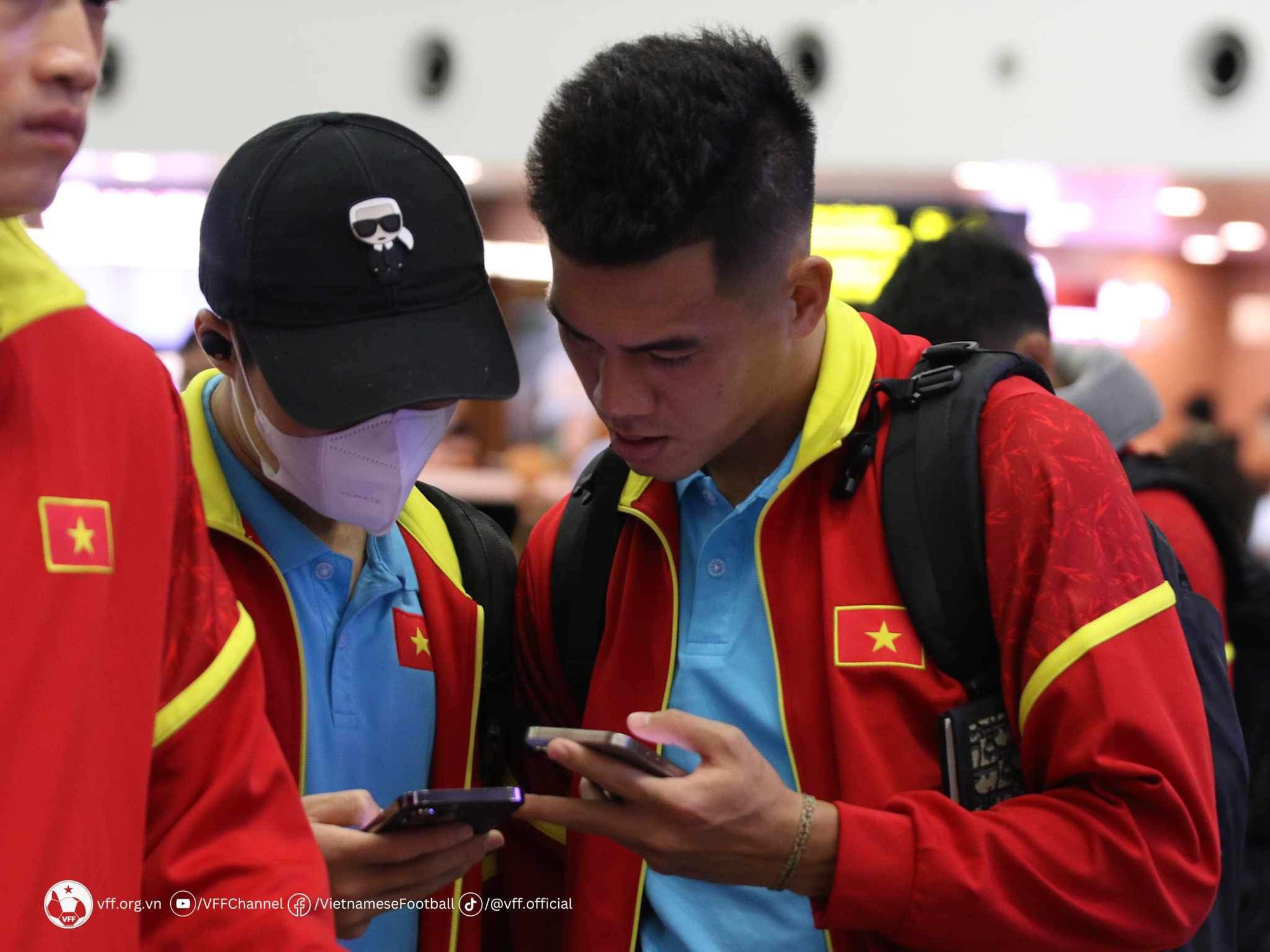 Đội tuyển Việt Nam có mặt ở sân bay lên đường sang Philippines  - Ảnh 3.