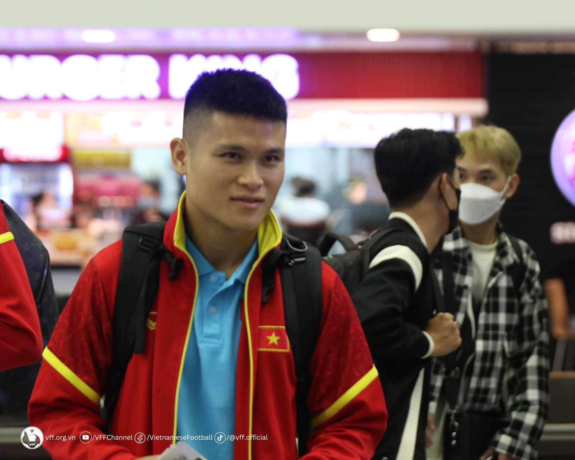 Đội tuyển Việt Nam có mặt ở sân bay lên đường sang Philippines  - Ảnh 7.