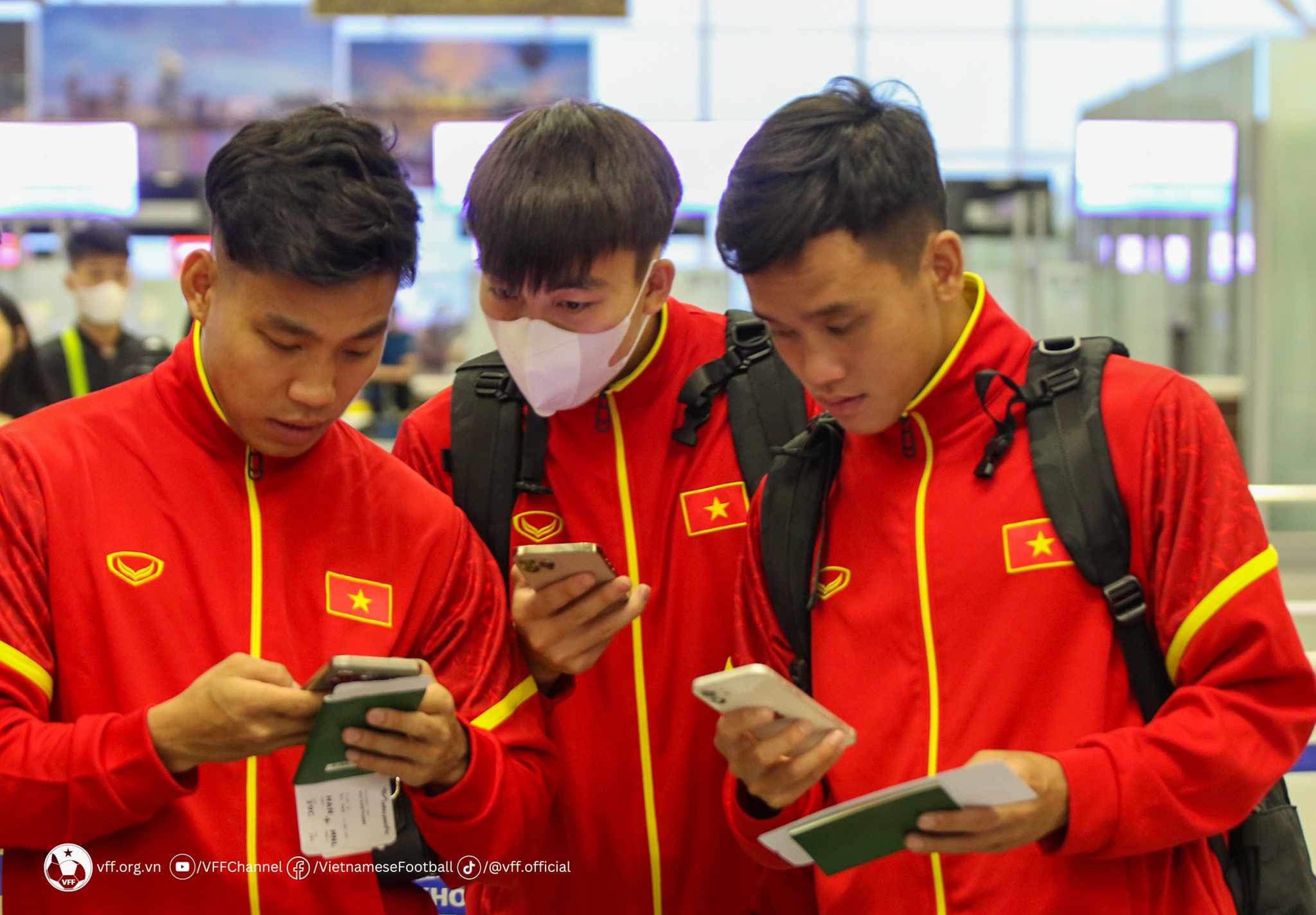 Đội tuyển Việt Nam có mặt ở sân bay lên đường sang Philippines  - Ảnh 9.