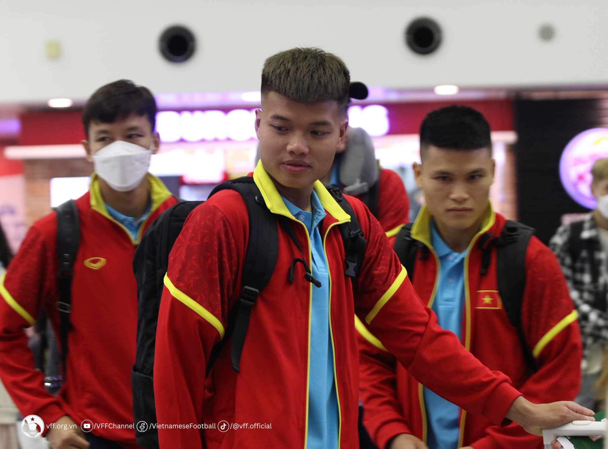 Đội tuyển Việt Nam có mặt ở sân bay lên đường sang Philippines  - Ảnh 4.