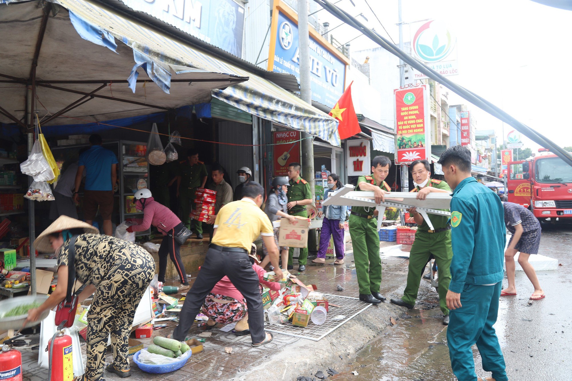 Hỏa hoạn thiêu rụi quán tạp hóa ở trung tâm TP.Bảo Lộc (tỉnh Lâm Đồng) - Ảnh 2.