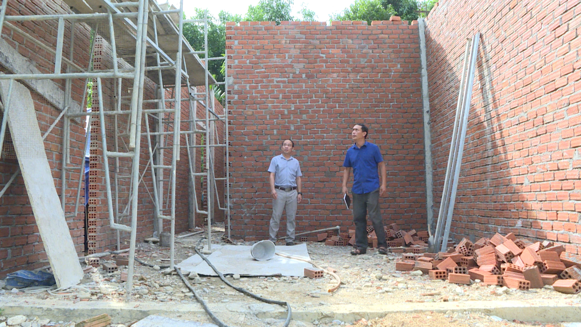 Huyện Trà Bồng: Tập trung xây dựng nhà ở cho hộ nghèo, hộ cận nghèo  - Ảnh 1.