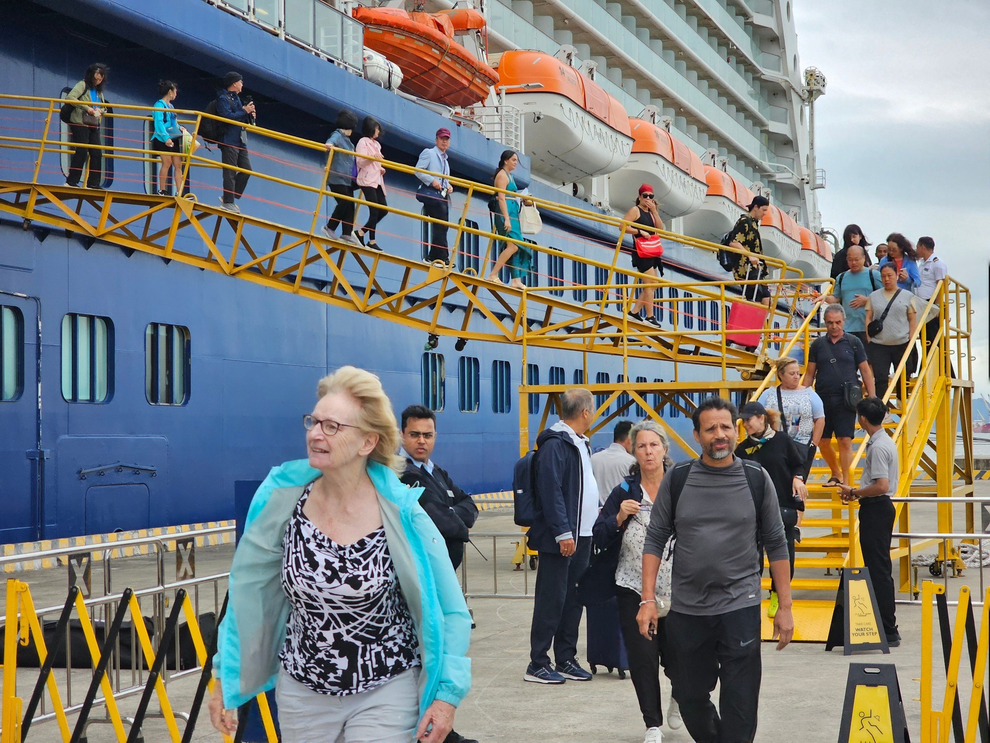Siêu du thuyền đưa hơn 2.600 khách quốc tế cập Cảng tàu khách quốc tế Hạ Long - Ảnh 2.