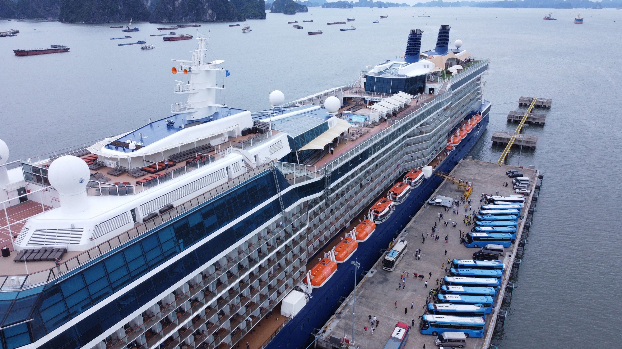 Siêu du thuyền đưa hơn 2.600 khách quốc tế cập Cảng tàu khách quốc tế Hạ Long - Ảnh 1.
