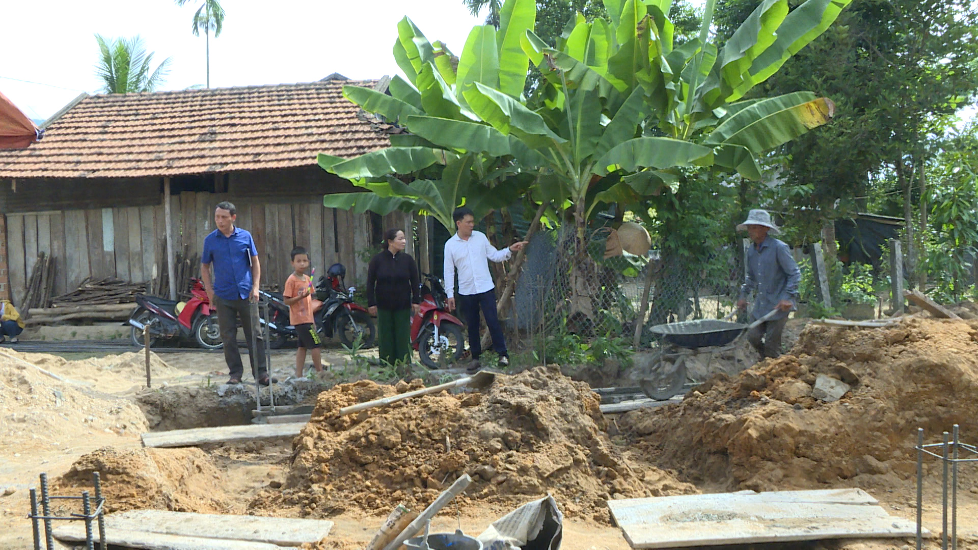 Huyện Trà Bồng: Tập trung xây dựng nhà ở cho hộ nghèo, hộ cận nghèo  - Ảnh 2.