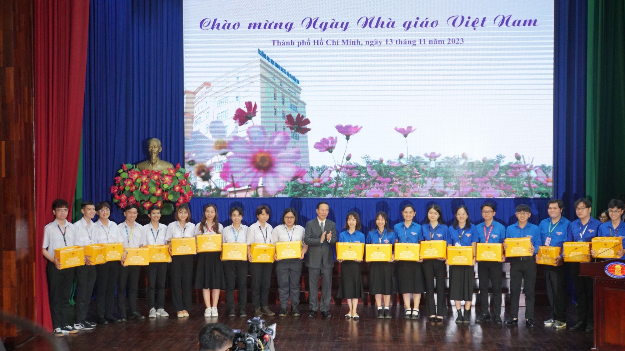 Chủ tịch nước Võ Văn Thưởng thăm, chúc mừng thầy cô Trường ĐH KHXH&NV TP.HCM nhân dịp 20/11 - Ảnh 3.