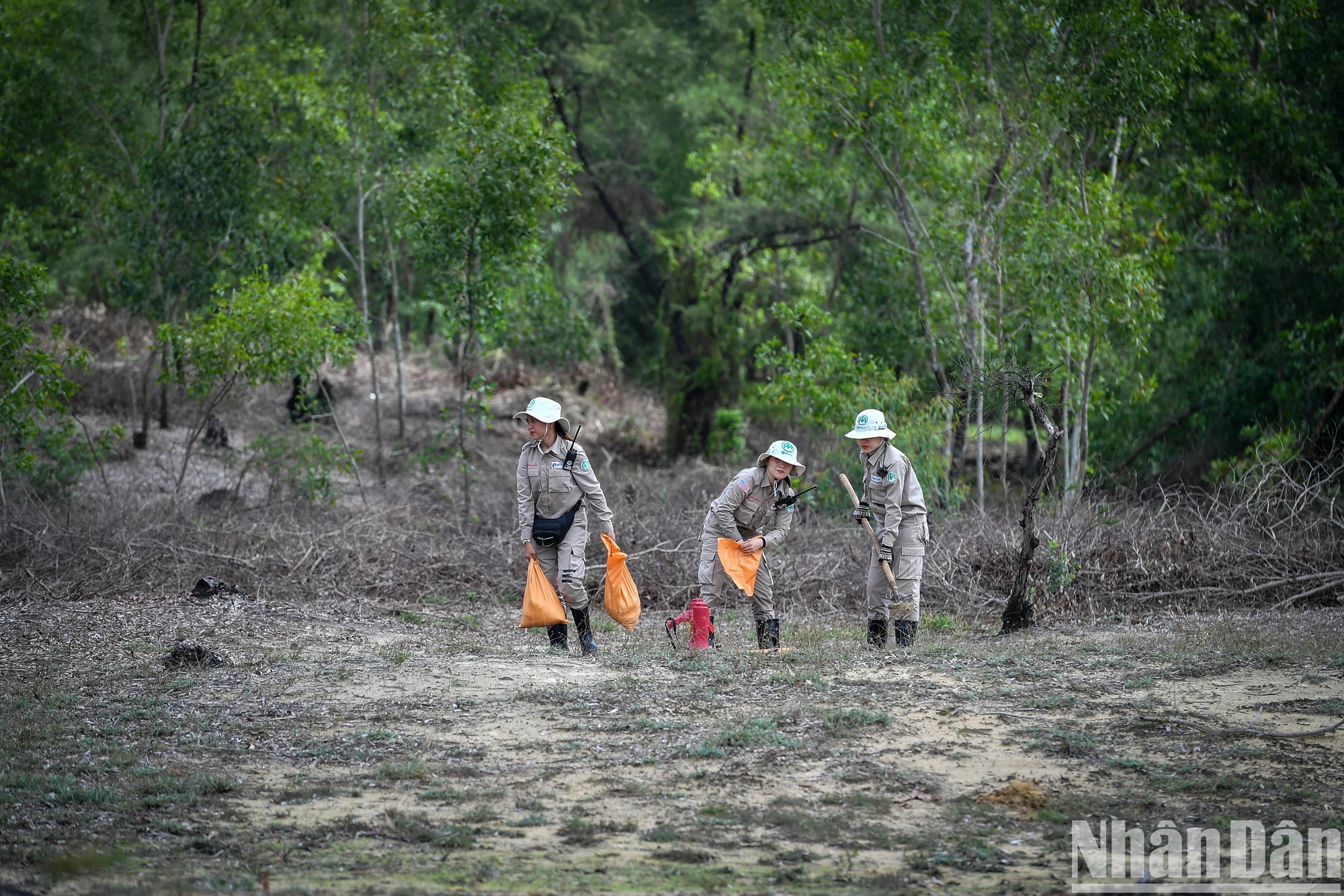 Một ngày làm việc của &quot;biệt đội&quot; nữ rà phá bom mìn - Ảnh 20.