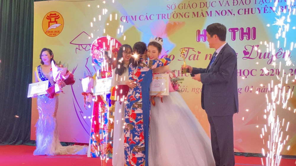 Cô giáo mầm non trẻ nhất và duy nhất ở Hà Nội được nhận bằng khen của Bộ trưởng Bộ GDĐT dịp 20/11 - Ảnh 3.
