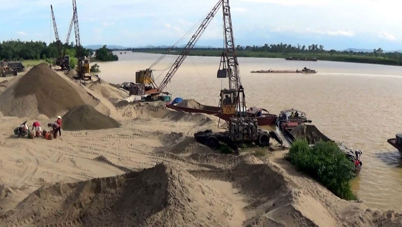Đang rà soát vụ 3 mỏ cát được trả giá cao bất thường tại Hà Nội - Ảnh 1.
