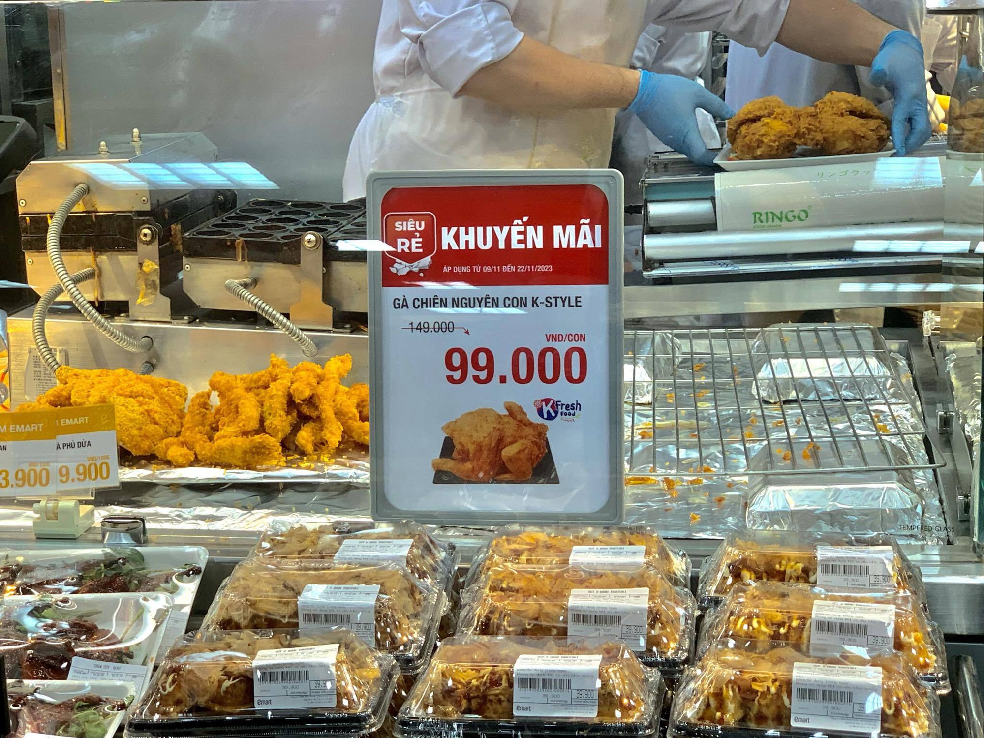 Xếp hàng chờ mua gà rán nguyên con 99.000 đồng - Ảnh 2.