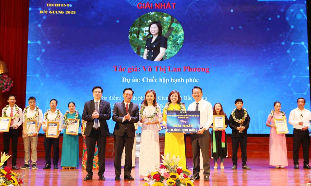 Bên trong &quot;chiếc hộp hạnh phúc&quot; của chị đẹp Bắc Giang vừa nhận giải nhất cuộc thi khởi nghiệp có gì? - Ảnh 1.
