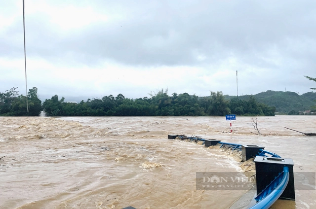 Núi sạt lở, cầu đường ngập sâu vì mưa lớn, tỉnh Quảng Ngãi ra công điện chỉ đạo ứng phó - Ảnh 1.