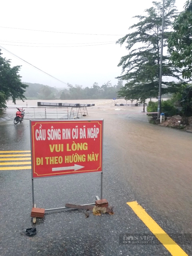 Núi sạt lở, cầu đường ngập sâu vì mưa lớn, tỉnh Quảng Ngãi ra công điện chỉ đạo ứng phó - Ảnh 5.