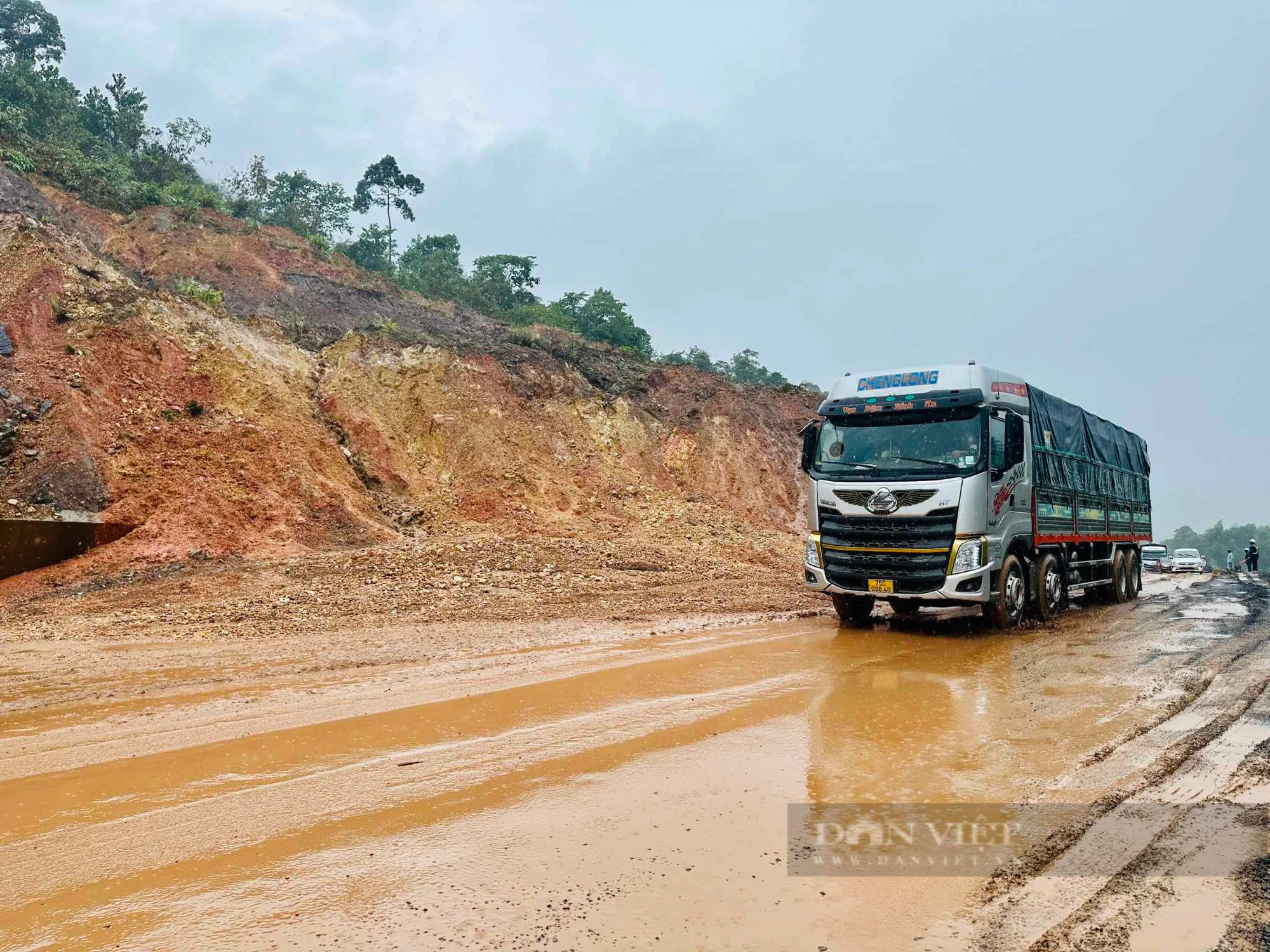 Sạt lở, bùn đất tràn lấp mặt đường tại tuyến La Sơn - Túy Loan - Ảnh 1.