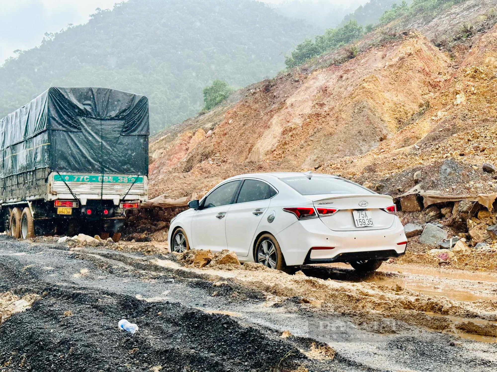 Sạt lở, bùn đất tràn lấp mặt đường tại tuyến La Sơn - Túy Loan - Ảnh 2.