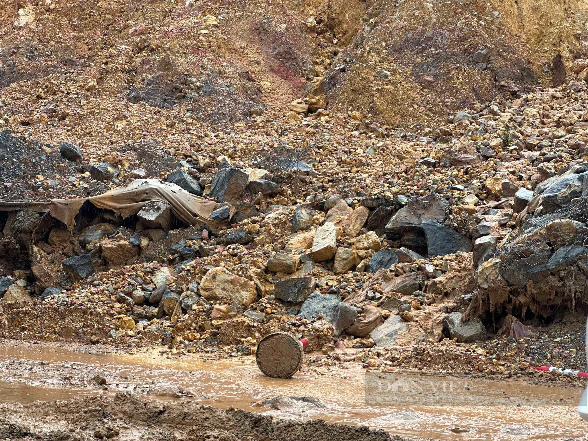 Sạt lở, bùn đất tràn lấp mặt đường tại tuyến La Sơn - Túy Loan - Ảnh 4.