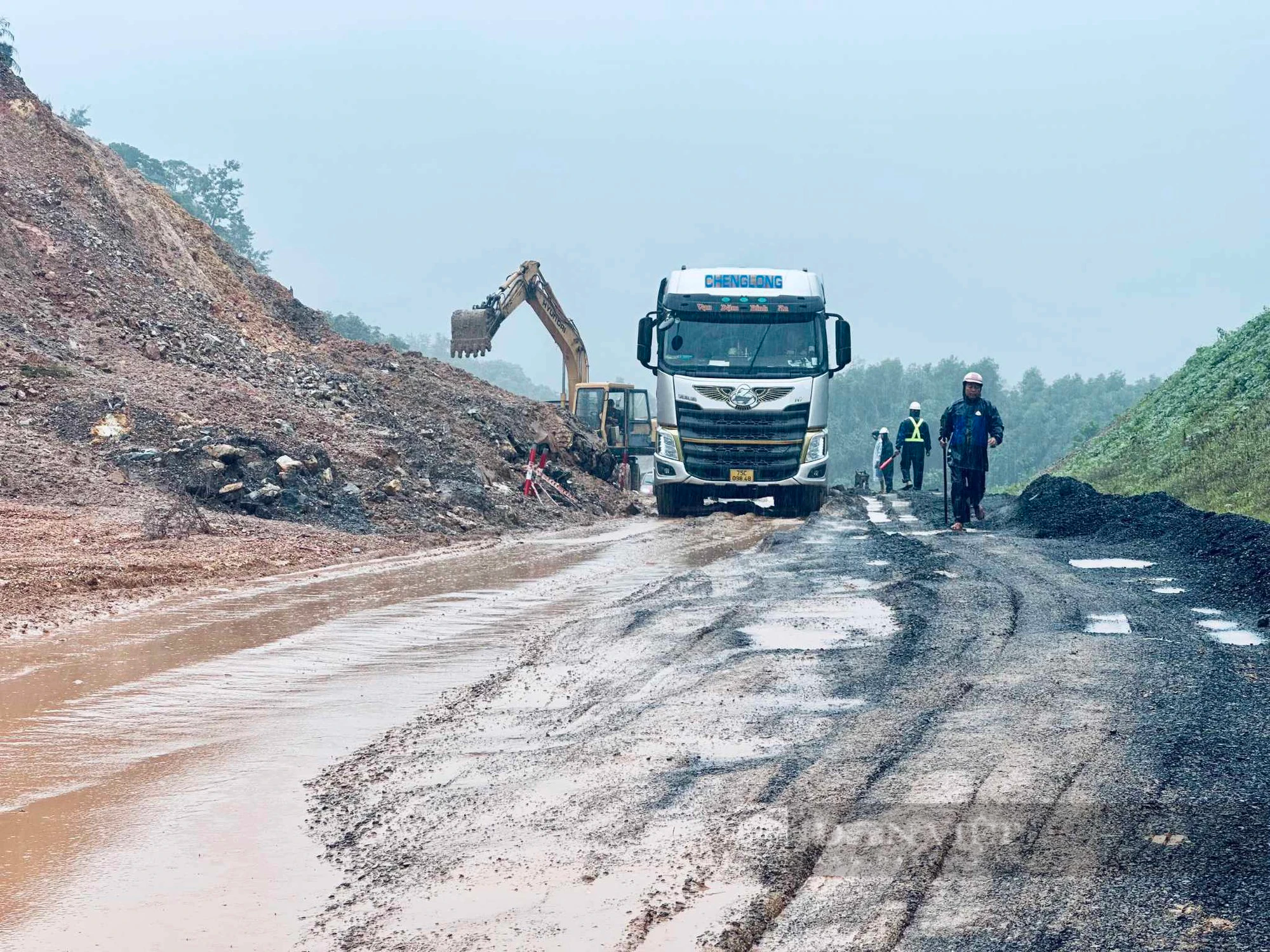 Sạt lở, bùn đất tràn lấp mặt đường tại tuyến La Sơn - Túy Loan - Ảnh 8.