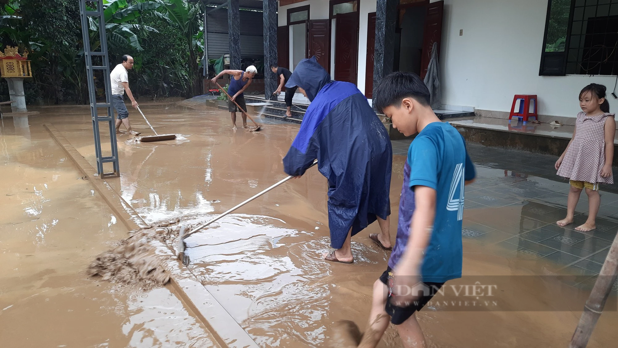 Tìm kiếm người đàn ông mất tích khi đi đánh cá trong mưa lũ ở Quảng Trị - Ảnh 2.