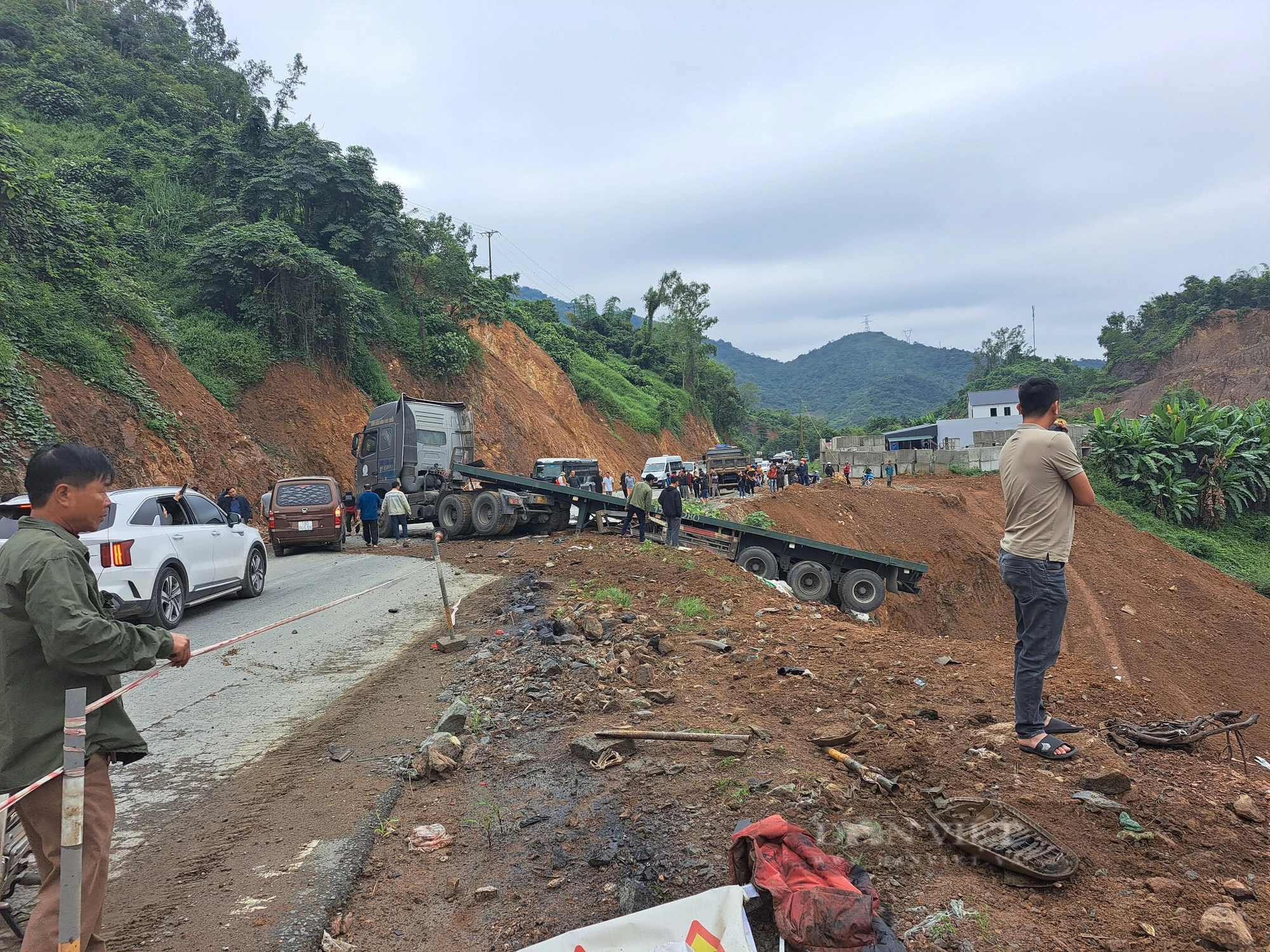 Tai nạn giao thông liên hoàn tại dốc Cun (Hòa Bình), giao thông trên QL6 ùn tắc nhiều giờ - Ảnh 2.