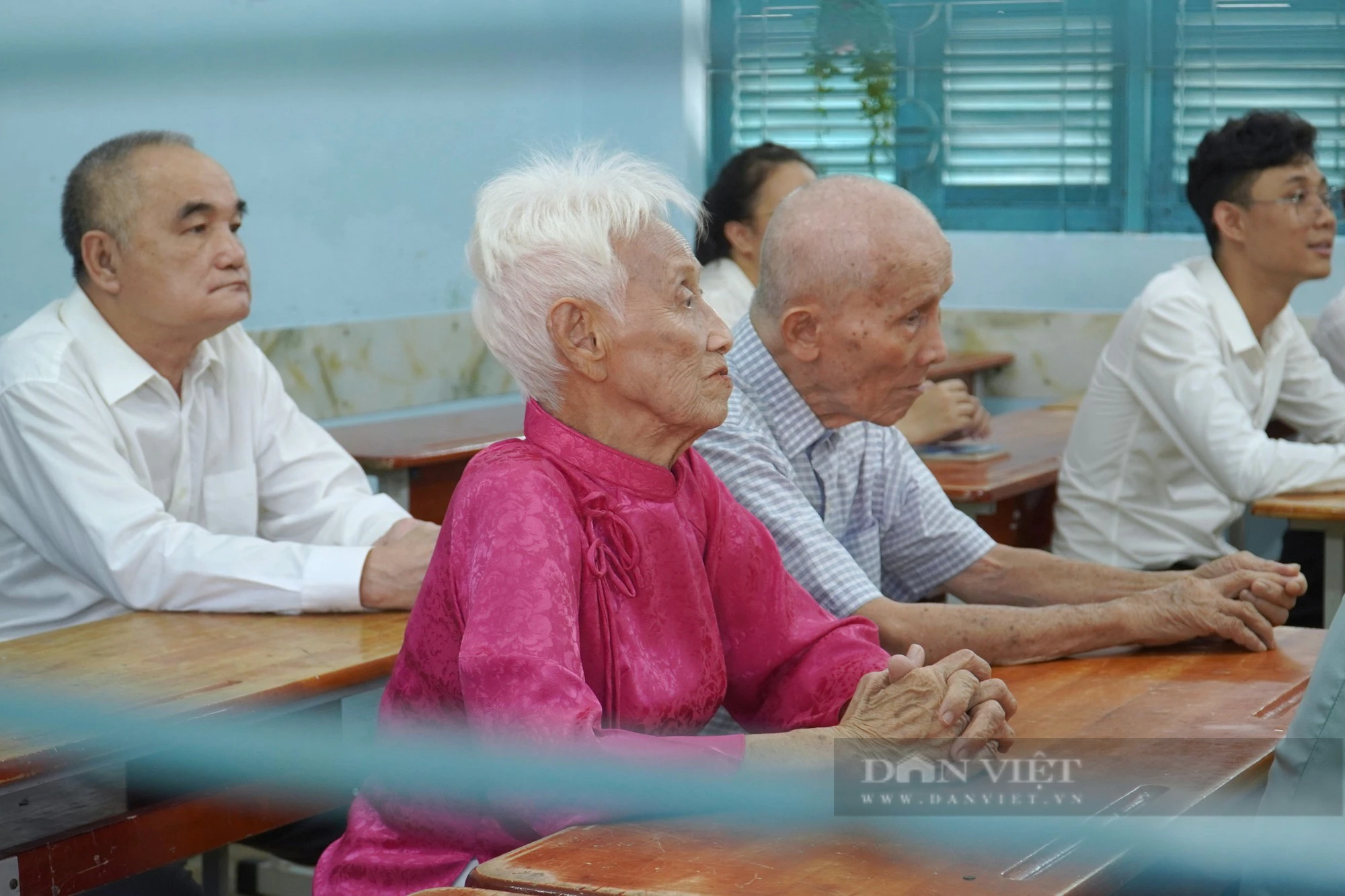 Lớp học đầy xúc động của các cựu giáo chức nhân ngày 20/11 - Ảnh 2.