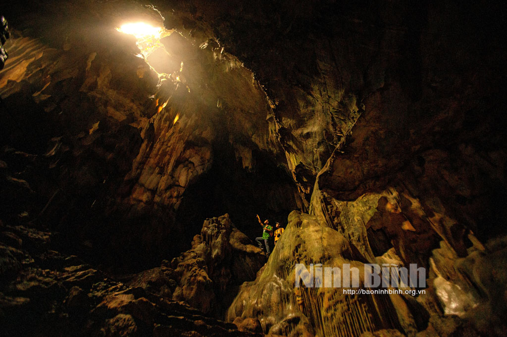 Một hang động rộng hơn 3.500m2 ở Ninh Bình, tạo hóa tự vẽ nên những bức phù điêu kỳ lạ bằng thạch nhũ - Ảnh 3.