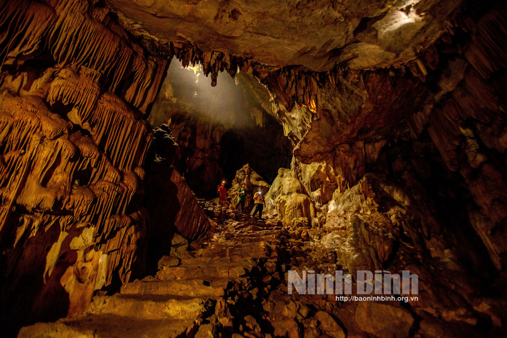 Một hang động rộng hơn 3.500m2 ở Ninh Bình, tạo hóa tự vẽ nên những bức phù điêu kỳ lạ bằng thạch nhũ - Ảnh 2.