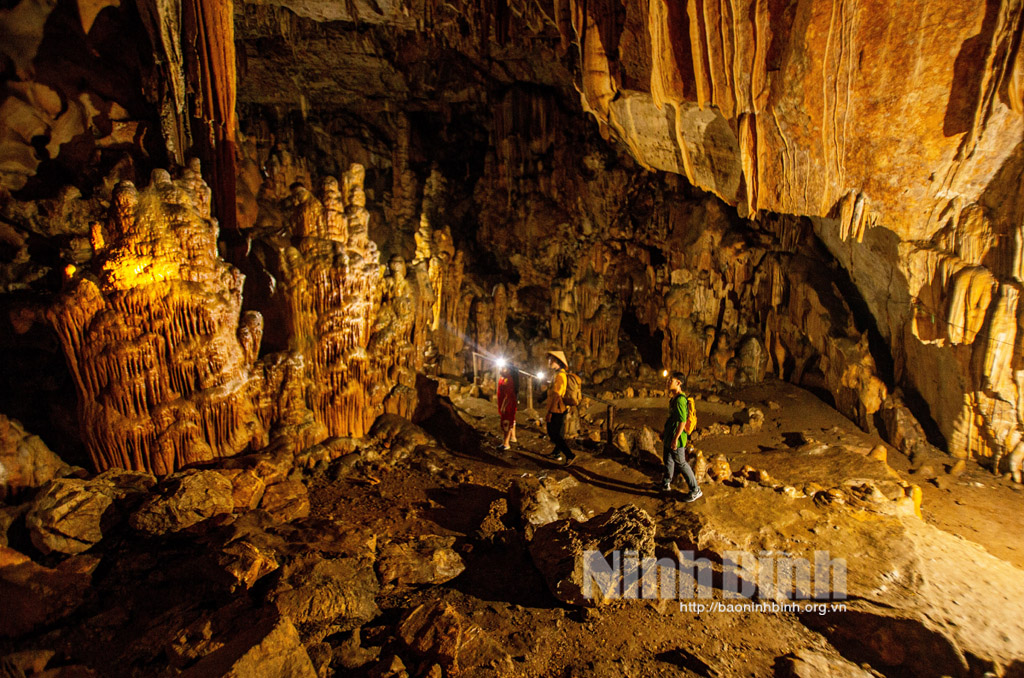 Một hang động rộng hơn 3.500m2 ở Ninh Bình, tạo hóa tự vẽ nên những bức phù điêu kỳ lạ bằng thạch nhũ - Ảnh 1.