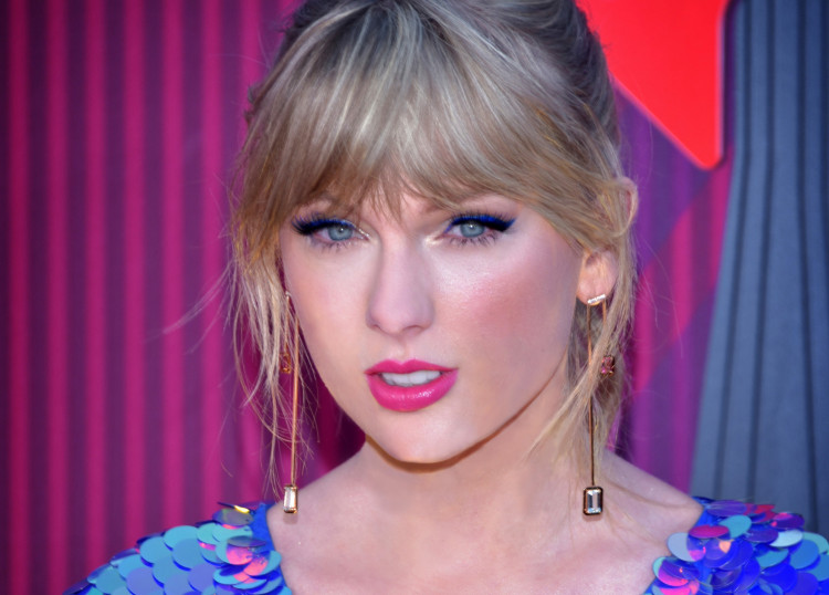 Taylor Swift sẽ đính hôn vào năm sau với &quot;trai hư&quot; Travis Kelce - Ảnh 1.