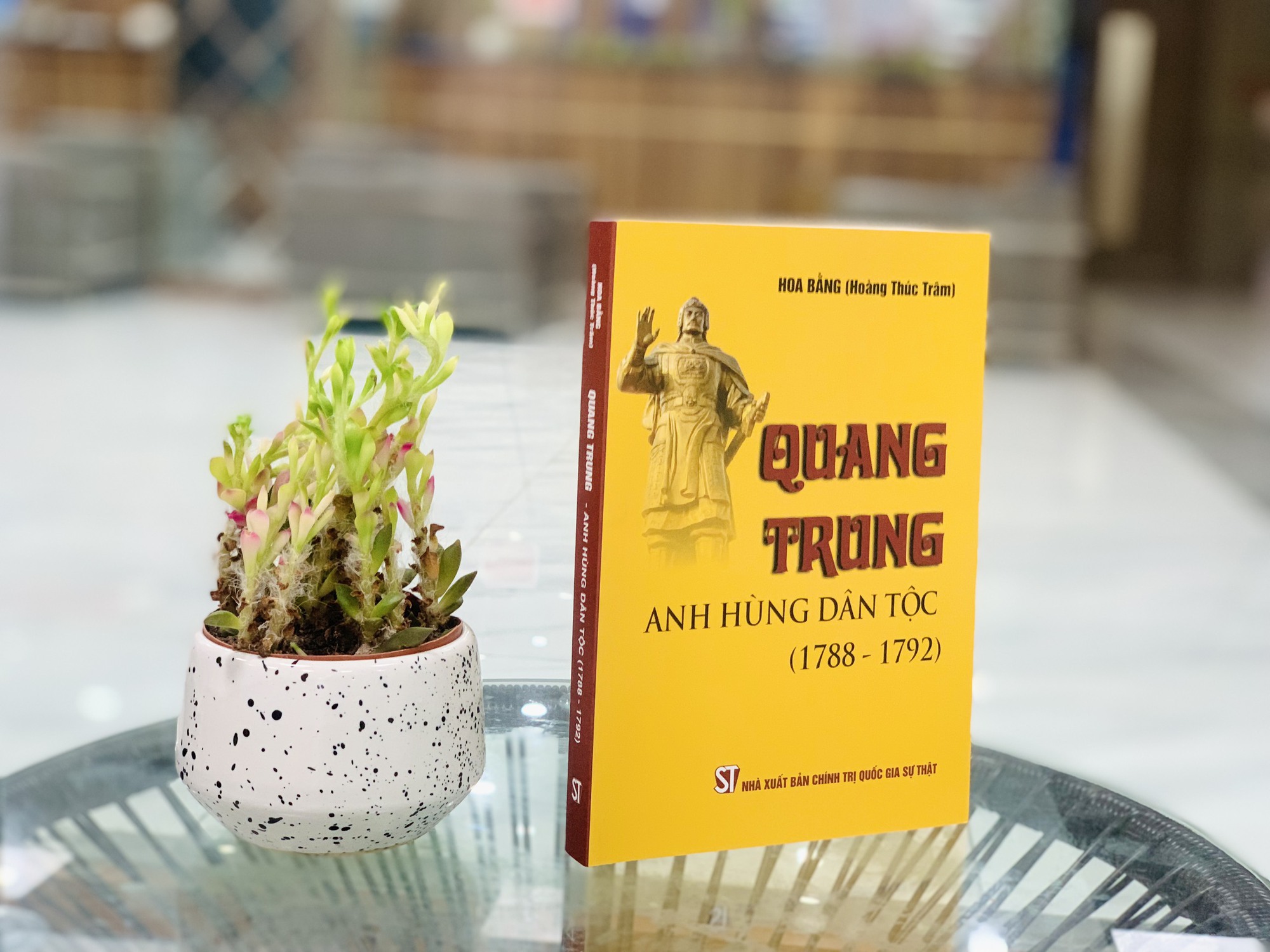Nhiều bí ẩn lịch sử về anh hùng Quang Trung được giải mã trong sách của Hoa Bằng - Ảnh 1.