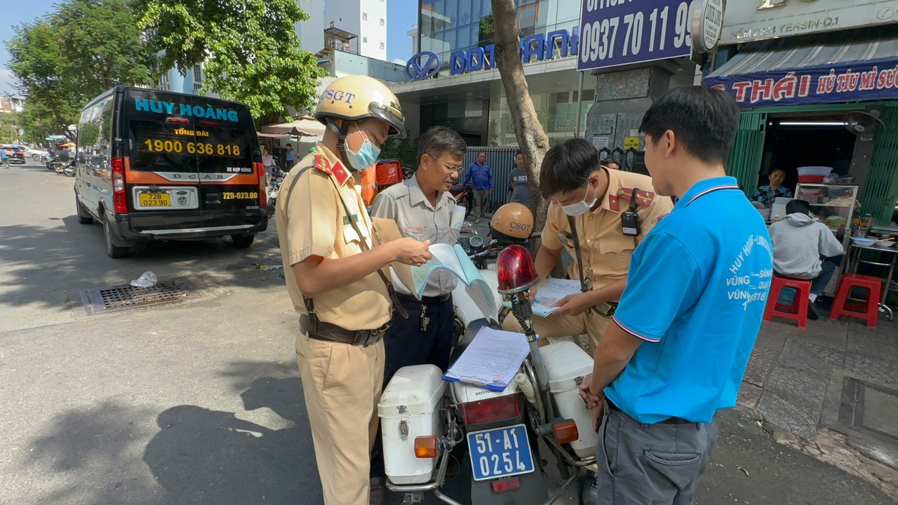 Ăn nhậu từ chiều hôm trước, một tài xế xe khách ở TP.HCM bị tước bằng lái 11 tháng - Ảnh 1.