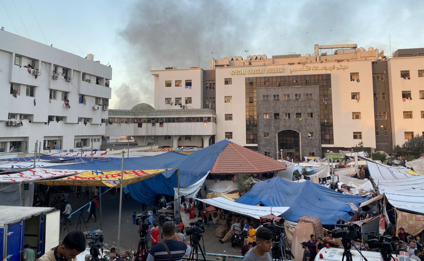 Israel &quot;tấn công chính xác&quot; bệnh viện ở Gaza, xe tăng tiến vào khi hàng nghìn người vẫn ở trong bệnh viện - Ảnh 1.