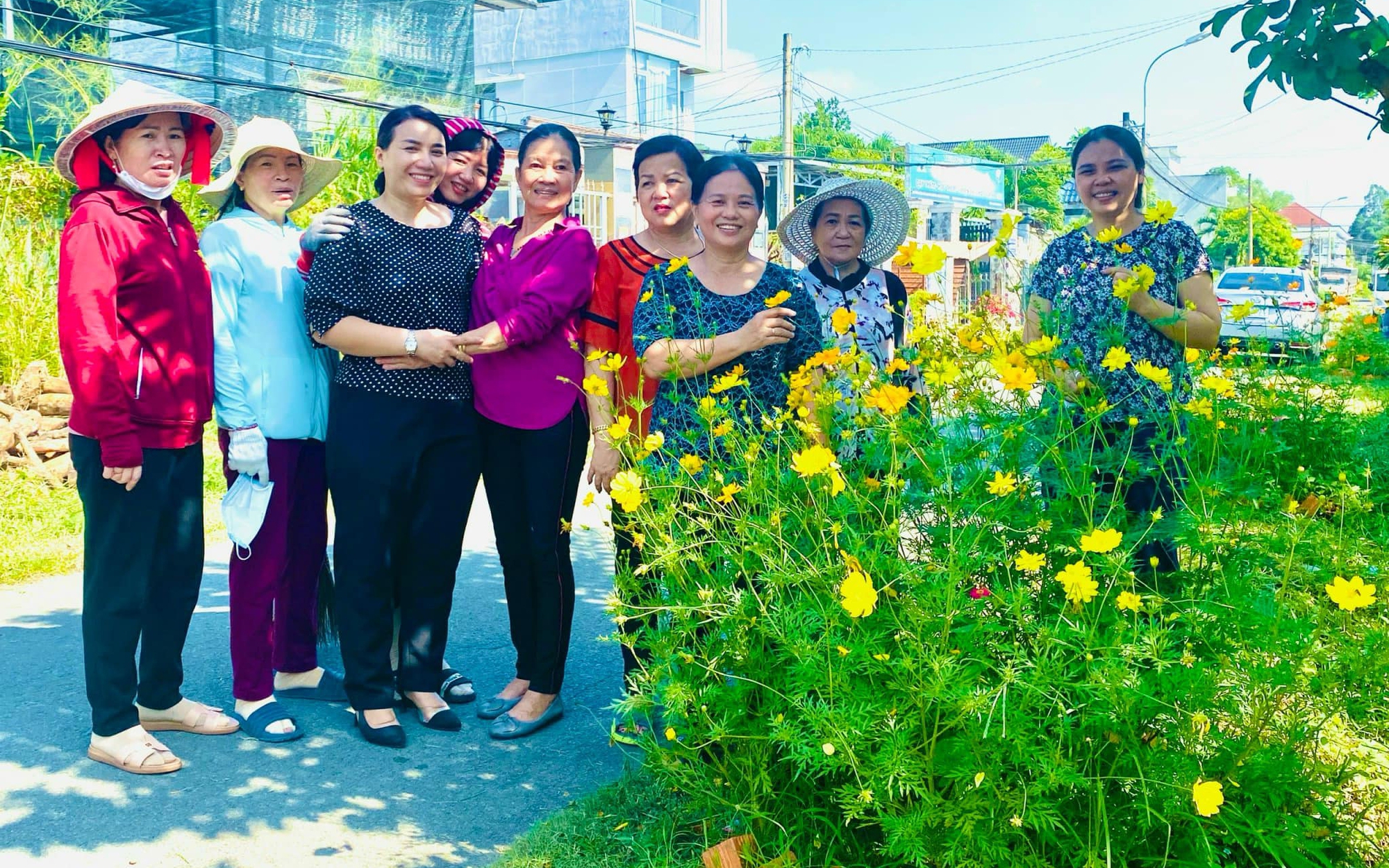 Trồng đường hoa nông thôn, tạo cảnh quan đón Tết Giáp Thìn