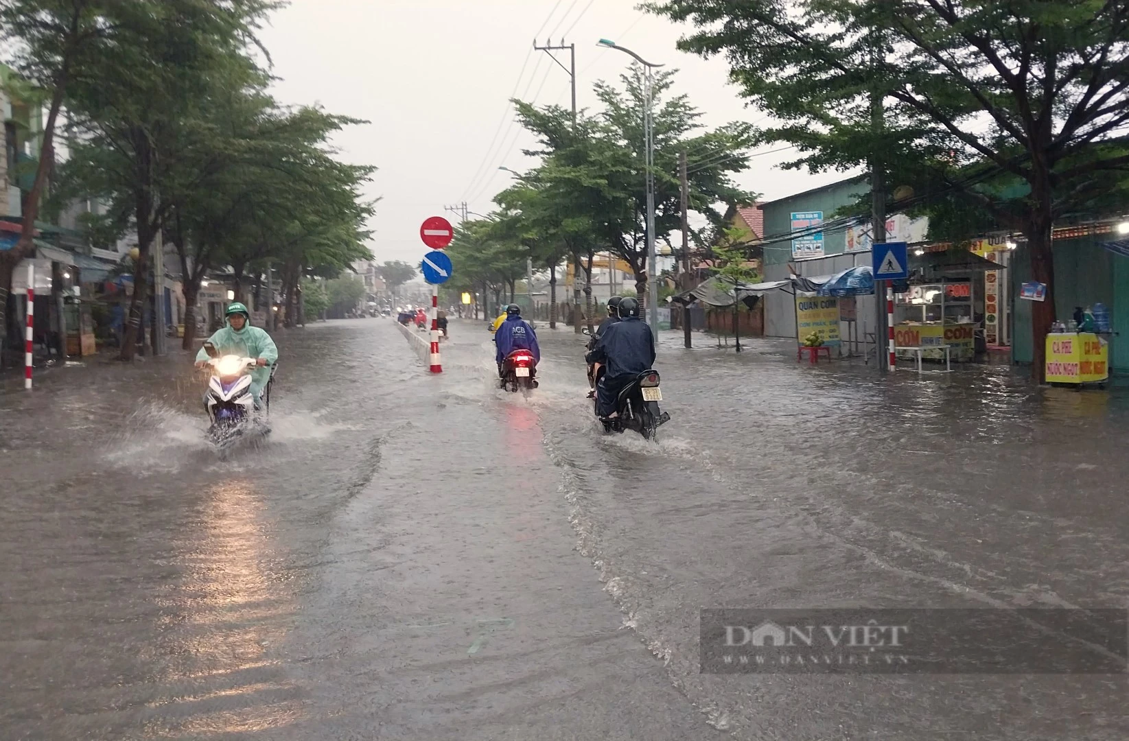 Mưa lớn sáng 15/11 khiến nhiều tuyến đường ở TP Phan Rang - Tháp Chàm ngập trong biển nước - Ảnh 1.