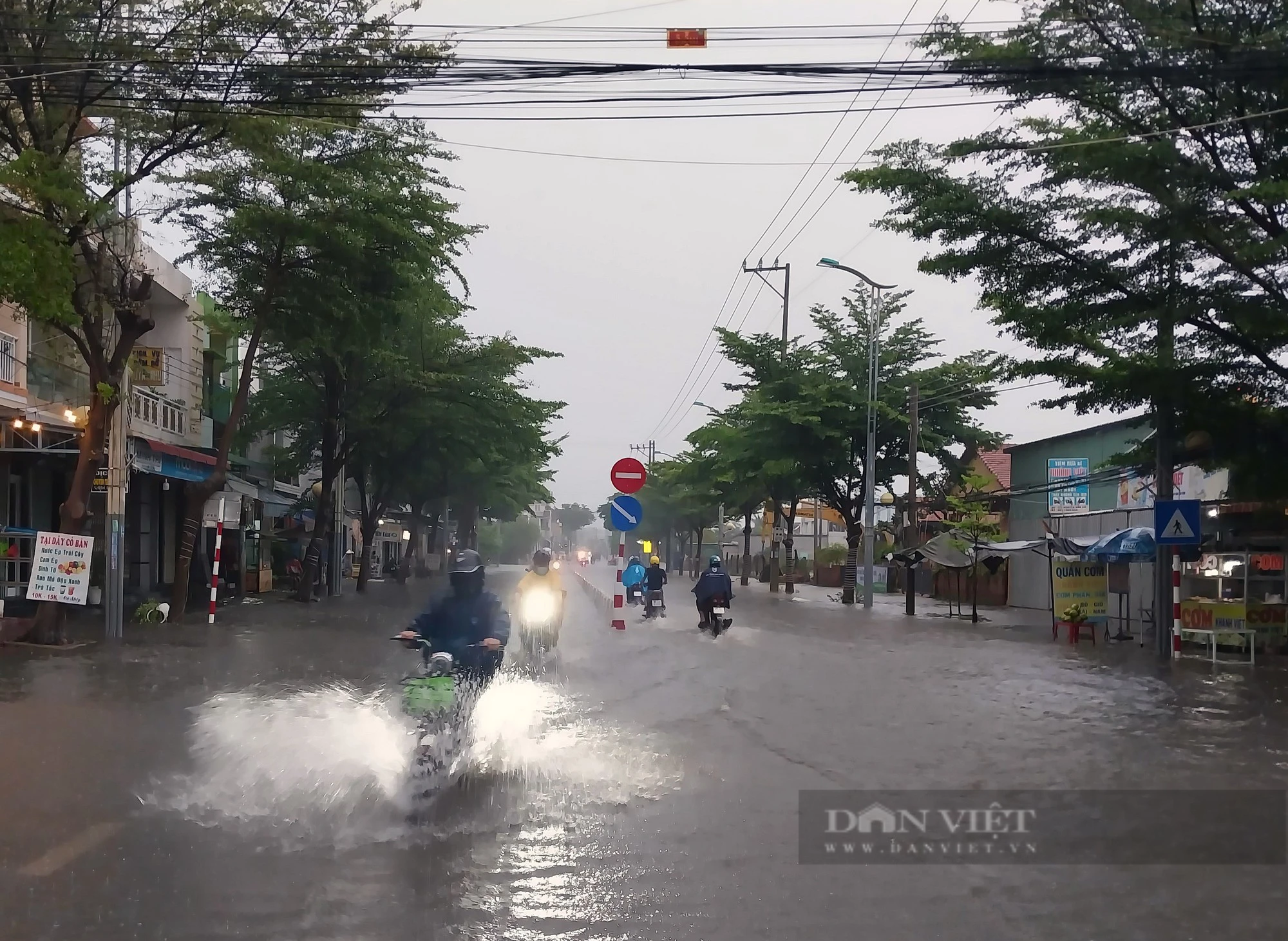 Mưa lớn sáng 15/11 khiến nhiều tuyến đường ở TP Phan Rang - Tháp Chàm ngập trong biển nước - Ảnh 5.